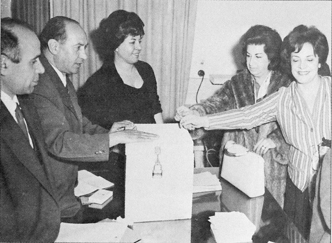 Wikipedia.org nuotr./Irano moterys pirmą kartą balsuoja rinkimuose (1963 m.)
