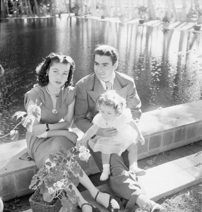 Wikipedia.org nuotr./Mohammadas Reza Pahlavi su pirmąja žmona Fawzia ir dukra Shahnaz Antrojo pasaulinio karo metais