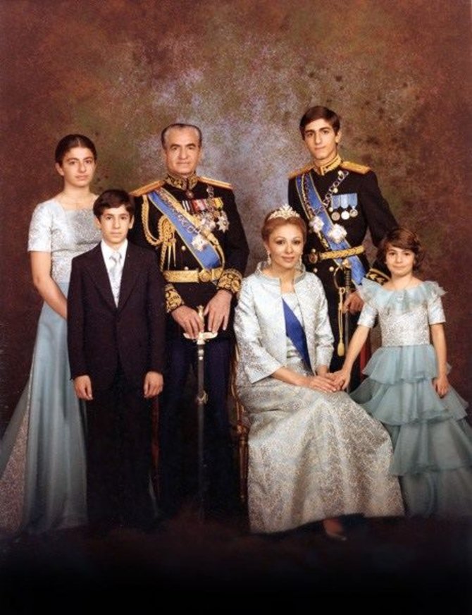 Wikipedia.org nuotr./Šachas Mohammadas Reza Pahlavi su imperatoriene Farah ir jųdviejų vaiikais (1978 m.)