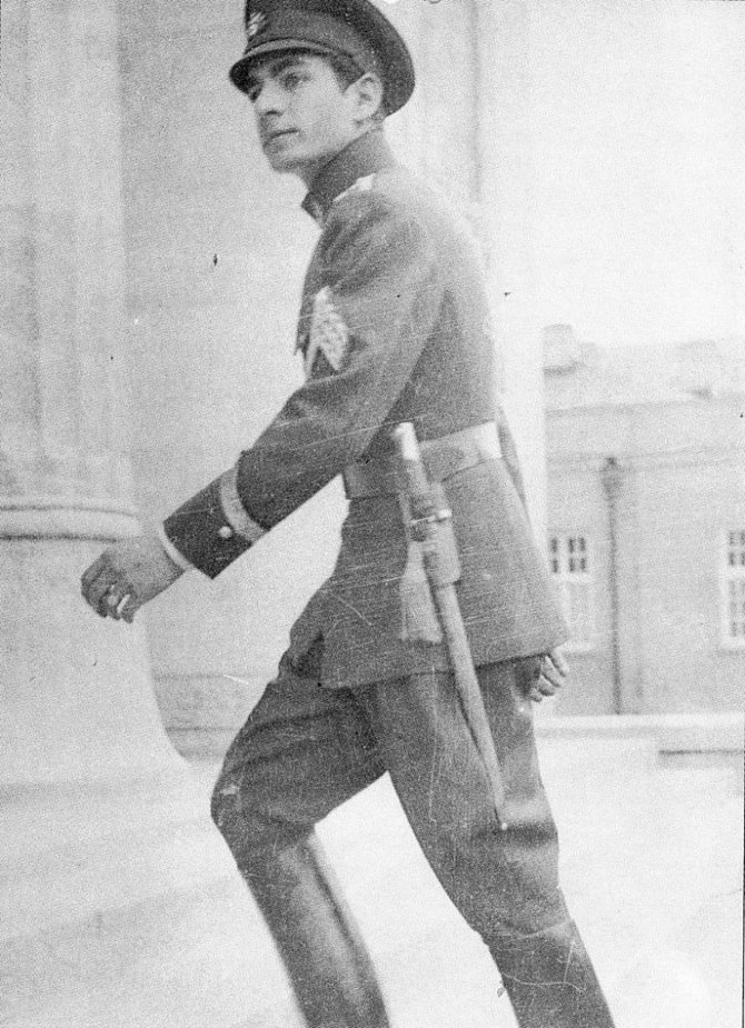 Wikipedia.org nuotr./Mohammadas Reza Pahlavi studijų karininkų mokykloje laikais (1938 m.)