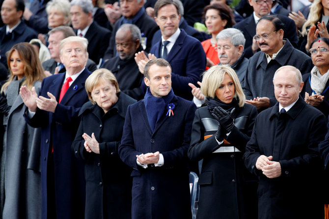 „Reuters“/„Scanpix“ nuotr./Pirmoje eilėje iš kairės: Melania Trump, Donaldas Trumpas, Angela Merkel, Emmanuelis Macronas, Brigitte Macron, Vladimiras Putinas