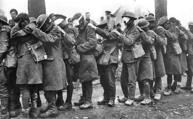 Wikipedia.org nuotr./Per dujų ataką apakinti britų kariai (1918 m.)