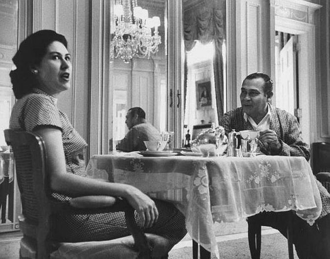 Wikipedia.org nuotr./Fulgencio Batista pusryčiauja su žmona Marta prezidento rūmuose. Iki bėgimo iš šalies liko aštuoni mėnesiai. (1958 m.)