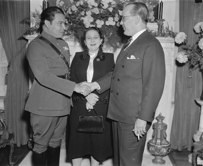 Wikipedia.org nuotr./Fulgencio Batista su pirmąja žmona Elisa Godinez-Gómez per vizitą Vašingtone susitinka su Kubos ambasadoriumi Pedro Fraga. (1938 m.)