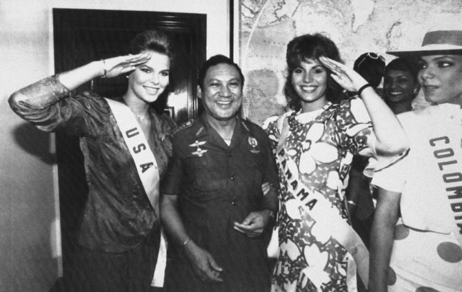 „Scanpix“/AP nuotr./Manuelis Noriega su Mis JAV Christy Fichtner ir Mis Panama Gilda Garcia Lopez (1986 m.)