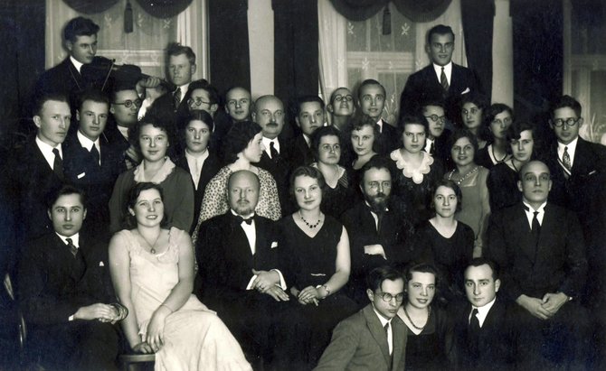 KTU muziejaus archyvo nuotr./Matematikos-fizikos studentų draugijos arbatėlė, 1931 m. lapkričio 28 d. Centre: prof. Zigmas Žemaitis ir prof. Viktoras Biržiška