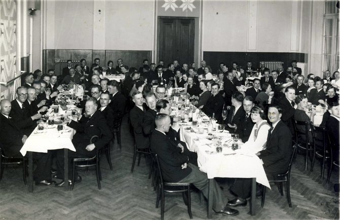 KTU muziejaus archyvo nuotr./Lietuvių katalikų studentų ateitininkų klubo „Vytautas“ pavasario šventės vakaronė Ateitininkų rūmuose, 1937 m. gegužės 9 d.