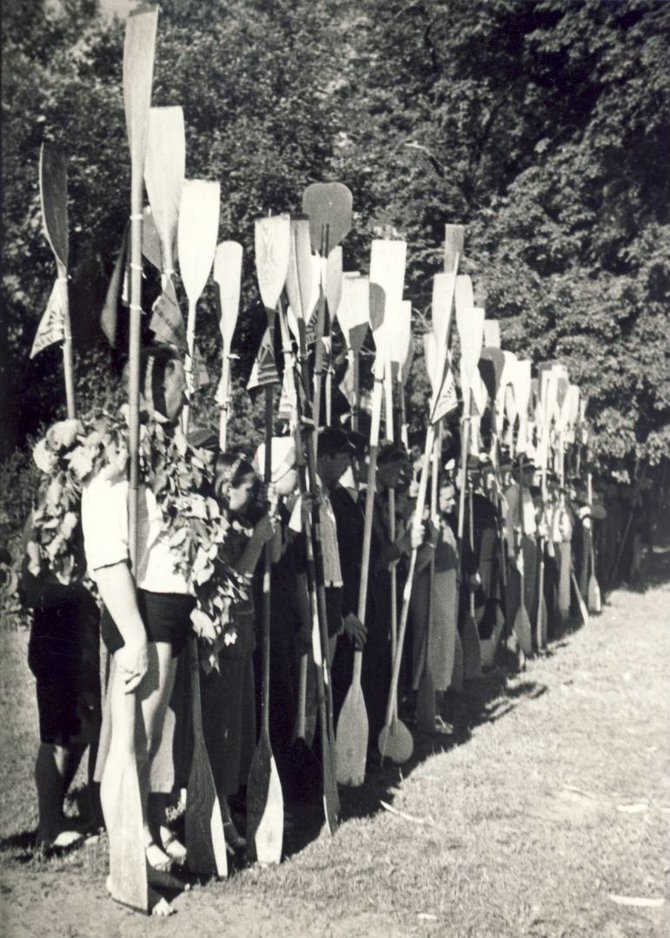 KTU muziejaus archyvo nuotr./Studentai pasiruošę žygiui su baidarėmis, 1938 m.