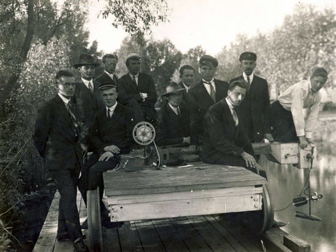 KTU muziejaus archyvo nuotr./Prof. Steponas Kolupaila su Technikos fakulteto studentais praktikos užsiėmimuose, 1939 m.