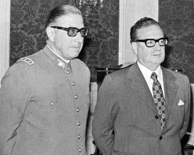 „Scanpix“/AP nuotr./1973 m. rugpjūčio 23 d. Čilės prezidentas Salvadoras Allende (dešinėje) Augusto Pinochetą paskyrė vyriausiuoju kariuomenės vadu.