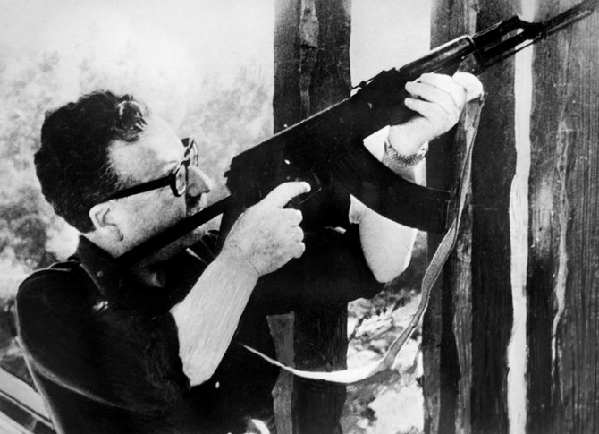 AFP/„Scanpix“ nuotr./Salvadoras Allende išmėgina Fidelio Castro padovanotą Kalašnikovo automatą. (1971 m.)