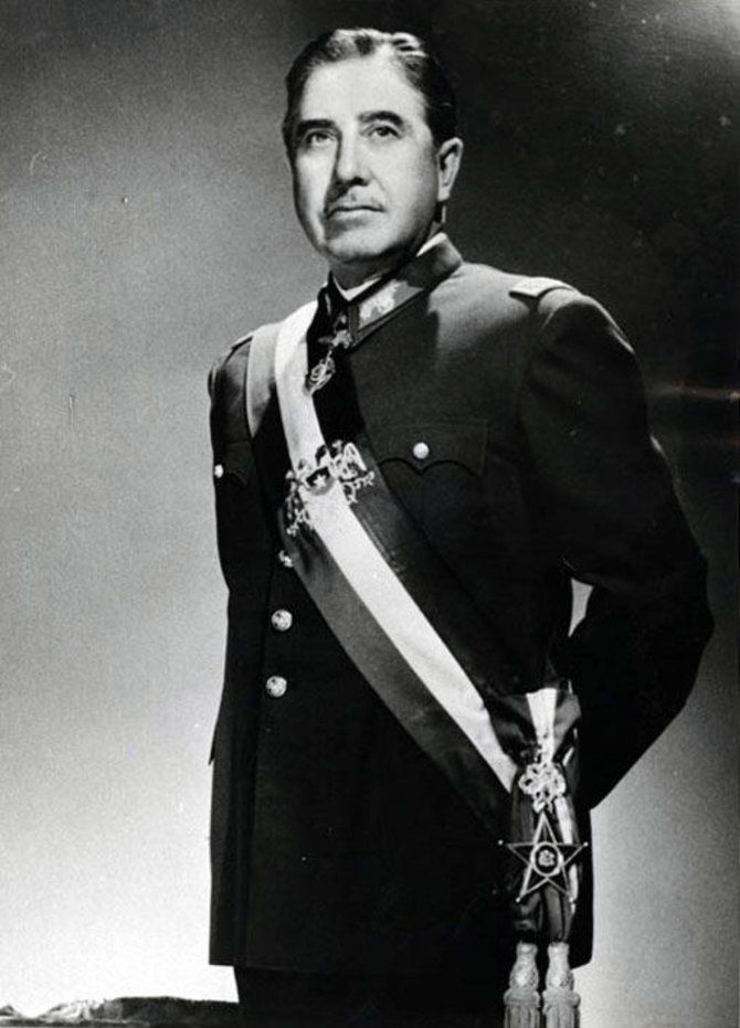 Wikipedia.org nuotr./Augusto Pinochetas (1974 m.)