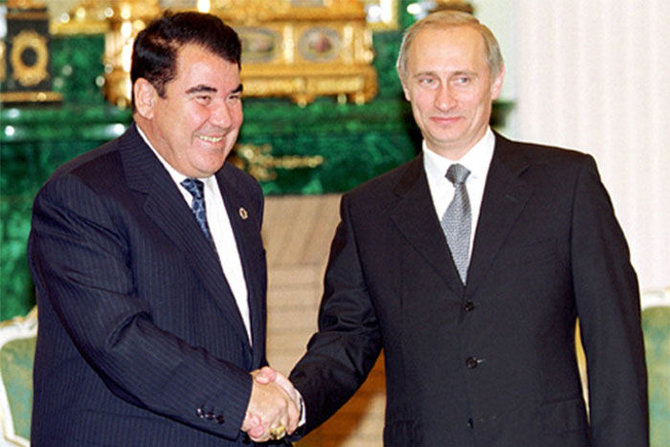 Wikipedia.org nuotr./Saparmuratas Nijazovas ir Vladimiras Putinas (2000 m.)