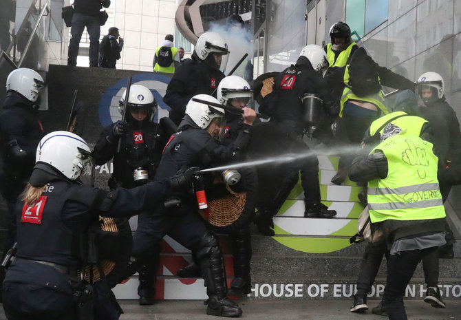 „Reuters“/„Scanpix“ nuotr./Briuselio policijos susidūrimas su protestuotojais