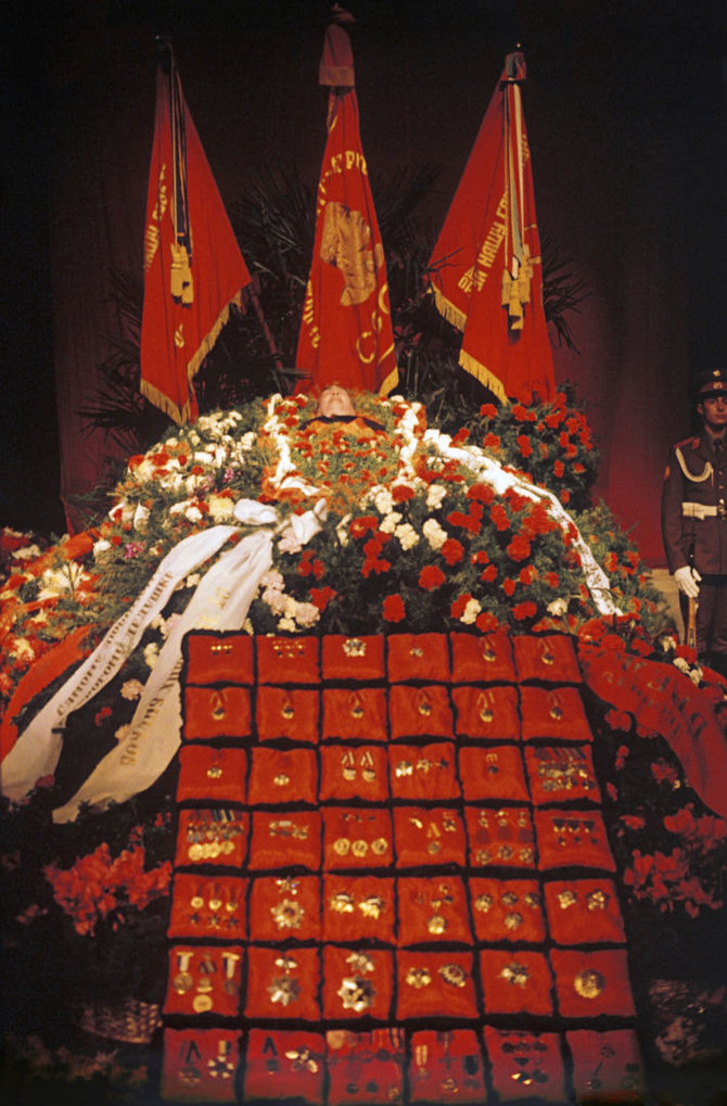 „Sputnik“/„Scanpix“ nuotr./Leonido Brežnevo laidotuvės. Karsto priekyje – velionio apdovanojimai (1982 m.)