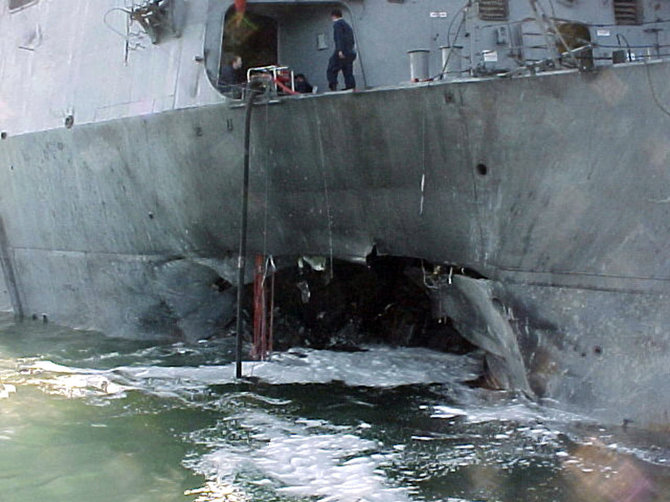 Sprogimo apgadintas amerikiečių laivas „USS Cole“ Adeno uoste (2000 m.)