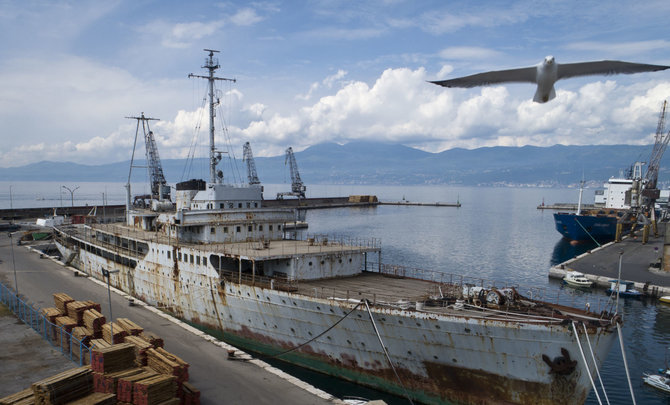 „Scanpix“/AP nuotr./Kažkada buvusi prabangi maršalo Josipo Brozo Tito jachta „Galeb“ jau kelis dešimtmečius rūdija nenaudojama viename Kroatijos uoste.