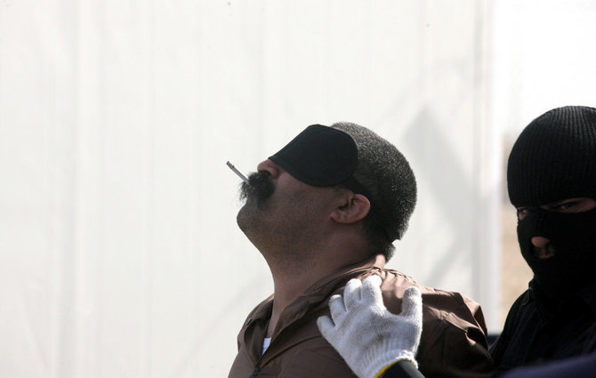 AFP/„Scanpix“ nuotr./Paskutinė nuteistojo myriop cigaretė prieš egzekuciją Kuveite