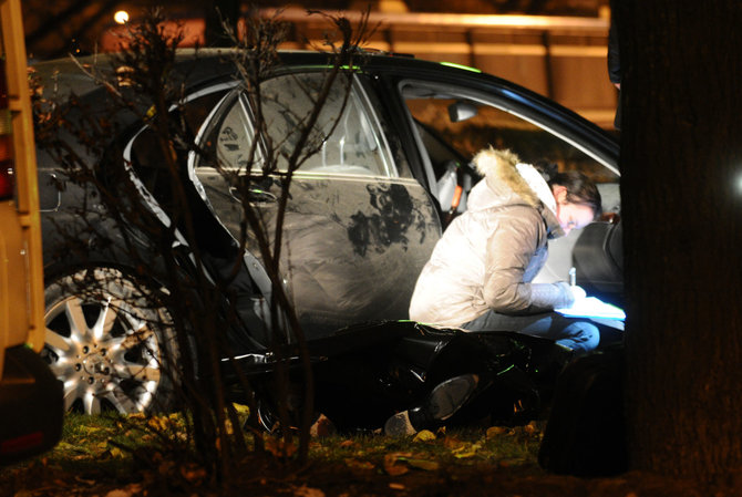 „Scanpix“/ITAR-TASS nuotr./Tyrėjai prie Šabtajaus Kalmanovičiaus automobilio