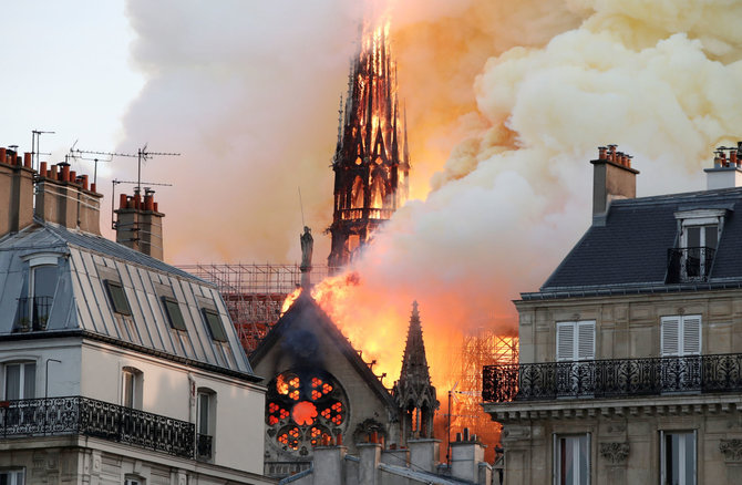 „Reuters“/„Scanpix“ nuotr./Deganti Paryžiaus Dievo Motinos katedra