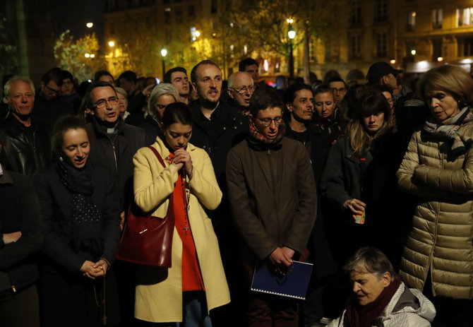 „Scanpix“/AP nuotr./Paryžiaus Dievo Motinos katedros gaisrą bejėgiškai stebintys žmonės