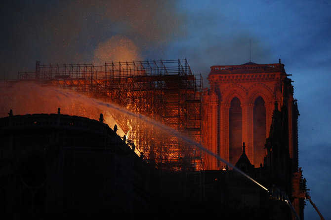 „Scanpix“/AP nuotr./Deganti Paryžiaus Dievo Motinos katedra