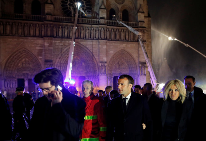 AFP/„Scanpix“ nuotr./Emmanuelis Macronas prie degančios Paryžiaus katedros