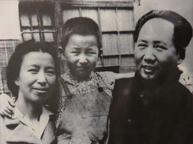 Wikipedia.org nuotr./Mao Zedongas su ketvirtąja žmona Jiang Qing ir jųdviejų dukra Li Na