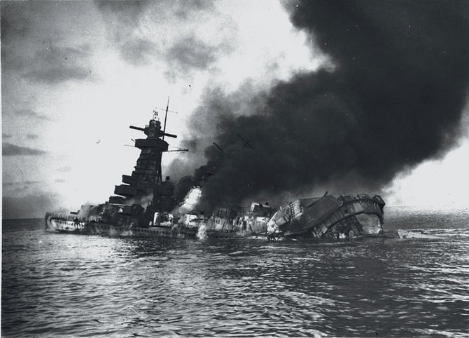 Wikipedia.org nuotr./Skęstantis „Admiral Graf Spee“