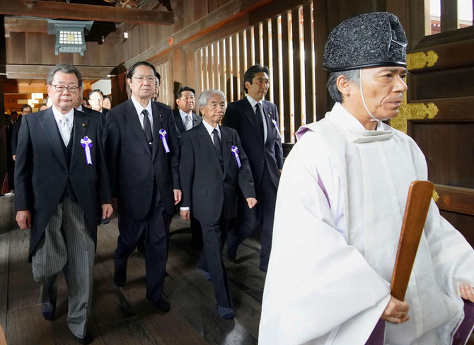 „Reuters“/„Scanpix“ nuotr./Japonijos parlamentarų grupė Jasukunio šventykloje