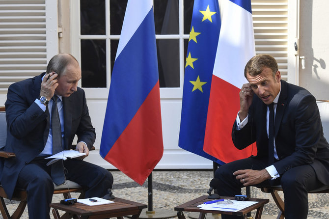 „Scanpix“/AP nuotr./Vladimiras Putinas ir Emmanuelis Macronas