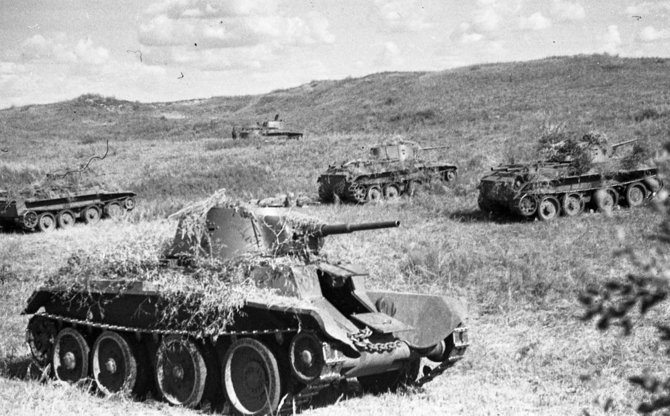 Wikipedia.org nuotr./Sovietų tankai prie Chalchin Golo (1939 m.)