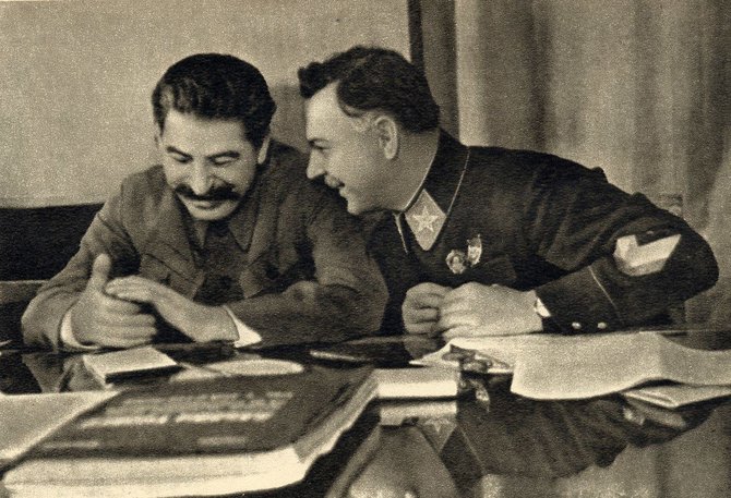 Wikipedia.org nuotr./Josifas Stalinas ir Klimentas Vorošilovas (1935 m.)