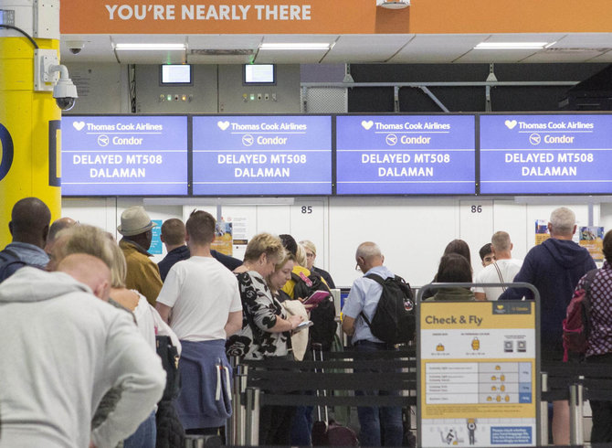 „Scanpix“/„PA Wire“/„Press Association Images“ nuotr./Įstrigę keliautojai Getviko oro uoste