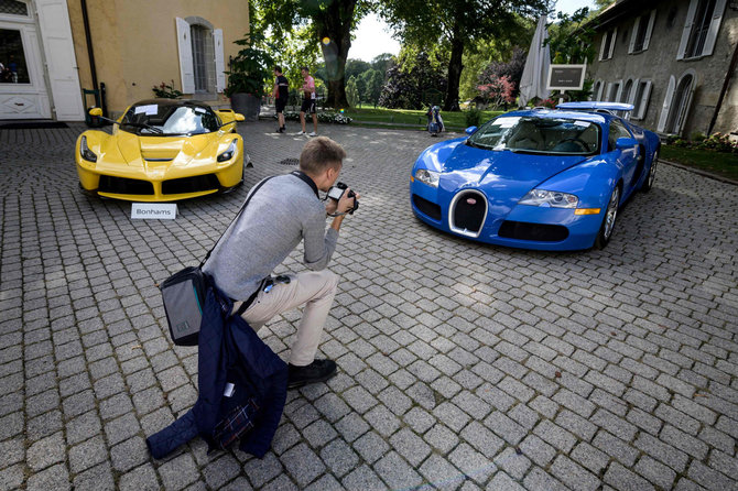 AFP/„Scanpix“ nuotr./„Ferrari LaFerrari“ ir „Bugatti Veyron EB 16.4 Coupe“