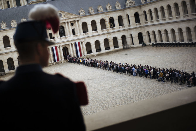 „Scanpix“/AP nuotr./Prancūzijos visuomenė atsisveikina su velioniu prezidentu Jacques'u Chiracu.