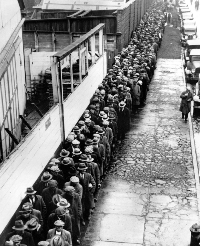 „Scanpix“/AP nuotr./Milžiniška bedarbių eilė Niujorke laukia nemokamų pietų (1932 m.)