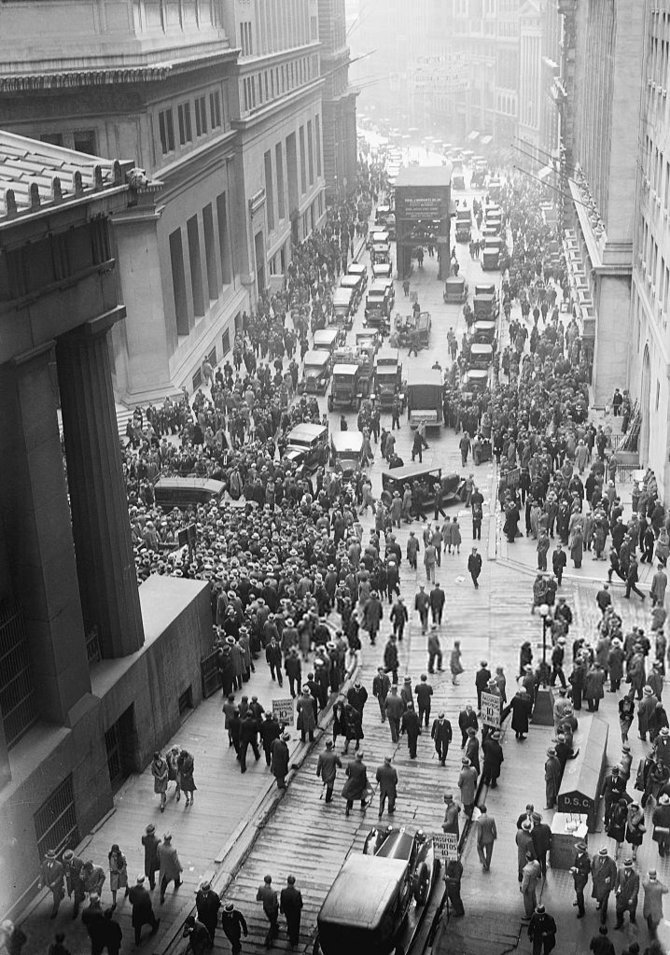 Wikipedia.org nuotr./Žmonės renkasi Volstrite po Niujorko vertybinių popierių biržos griūties (1939 m.)