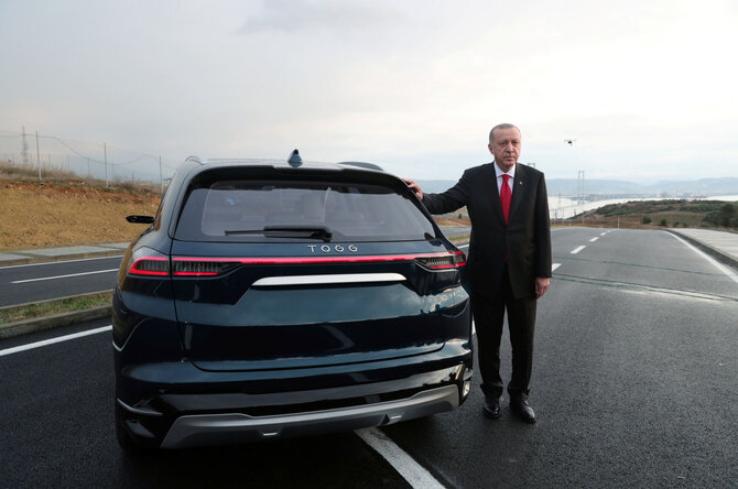 „Reuters“/„Scanpix“ nuotr./Recepas Tayyipas Erdoganas pristatė Turkijos elektromobilių prototipus