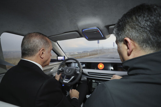 „Scanpix“/AP nuotr./Recepas Tayyipas Erdoganas pristatė Turkijos elektromobilių prototipus