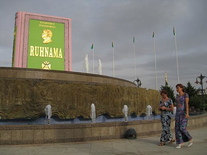AFP/„Scanpix“ nuotr./Turkmėnistano sostinėje Ašchabade „Ruhnamai“ anksčiau net buvo pastatytas paminklas.