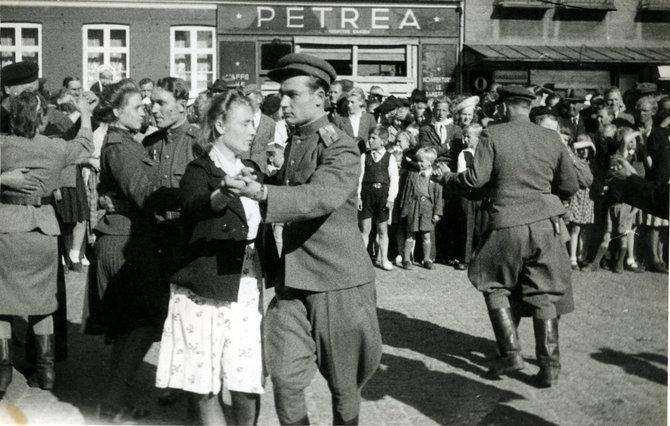 Bornholmo muziejaus nuotr./Šokiai. Dalyvauja vietos gyventojai ir sovietų kariai.