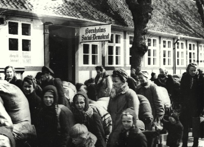 Bornholmo muziejaus nuotr./Civiliai vokiečiai pabėgėliai Rionėje 1945 m. gegužės 6 arba 7 d.