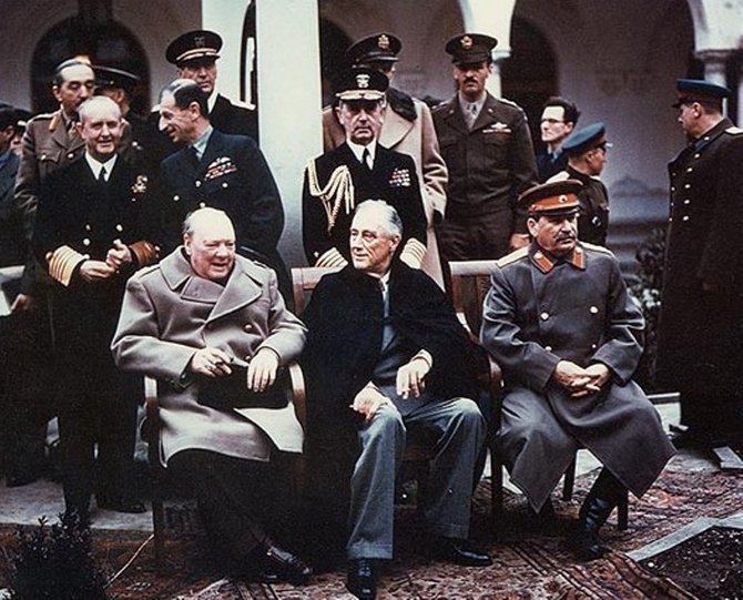 Wikipedia.org nuotr./Winstonas Churchillis, Franklinas D.Rooseveltas ir Josifas Stalinas Jaltos konferencijoje 1945 m. vasarį