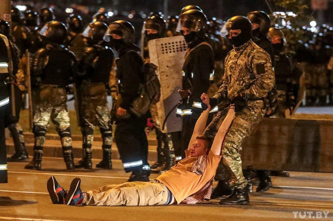 „Reuters“/„Scanpix“ nuotr./Sulaikytas protestuotojas