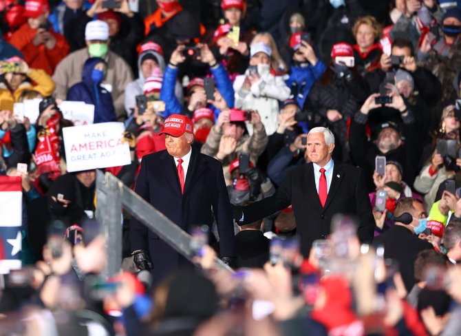 AFP/„Scanpix“ nuotr./Donaldas Trumpas tarp savo šalininkų