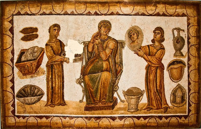 Wikipedia.org nuotr./Senovės Romos mozaika: dvi vergės patarnauja savo poniai