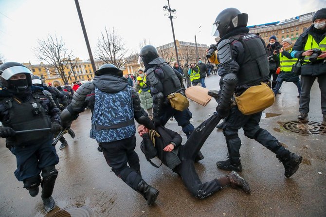 „Scanpix“ nuotr./Sulaikomas protesto dalyvis Sankt Peterburge