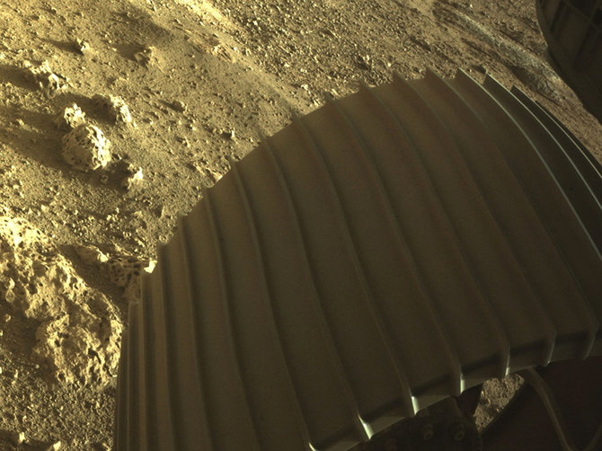 „Scanpix“ nuotr./Vienas iš šešių marsaeigio ratų ant Marso paviršiaus