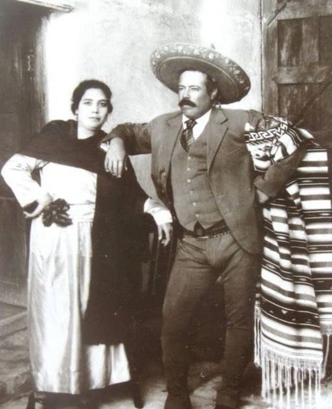 Wikipedia.org nuotr./Pancho Villa su žmona María Luz Corral (1922 m)